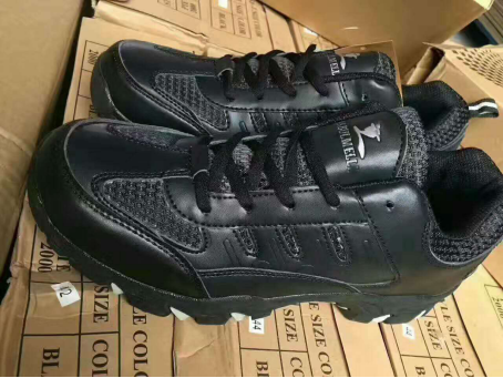 black sports shoes for man